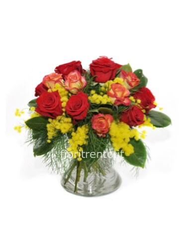 Bouquet di roselline assortite con mimosa